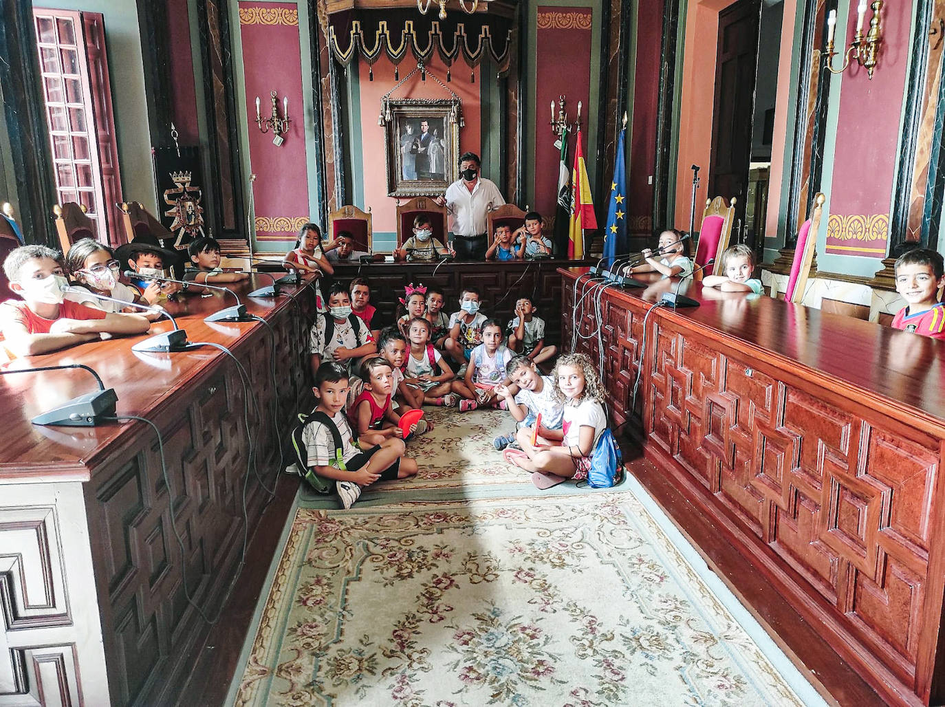 Los menores del campamento urbano se reúnen con el alcalde