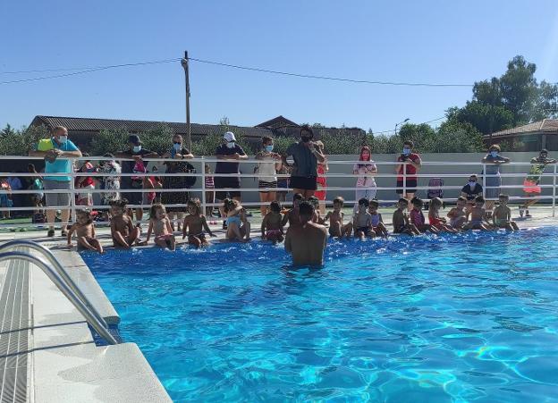 Los cursos de natación sobreviven a la pandemia con una participación de 130 menores