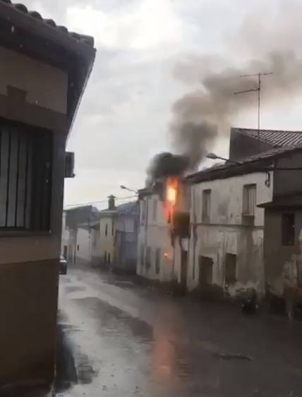 Una instalación eléctrica sale ardiendo por un rayo y deja sin luz a un barrio de Madroñera