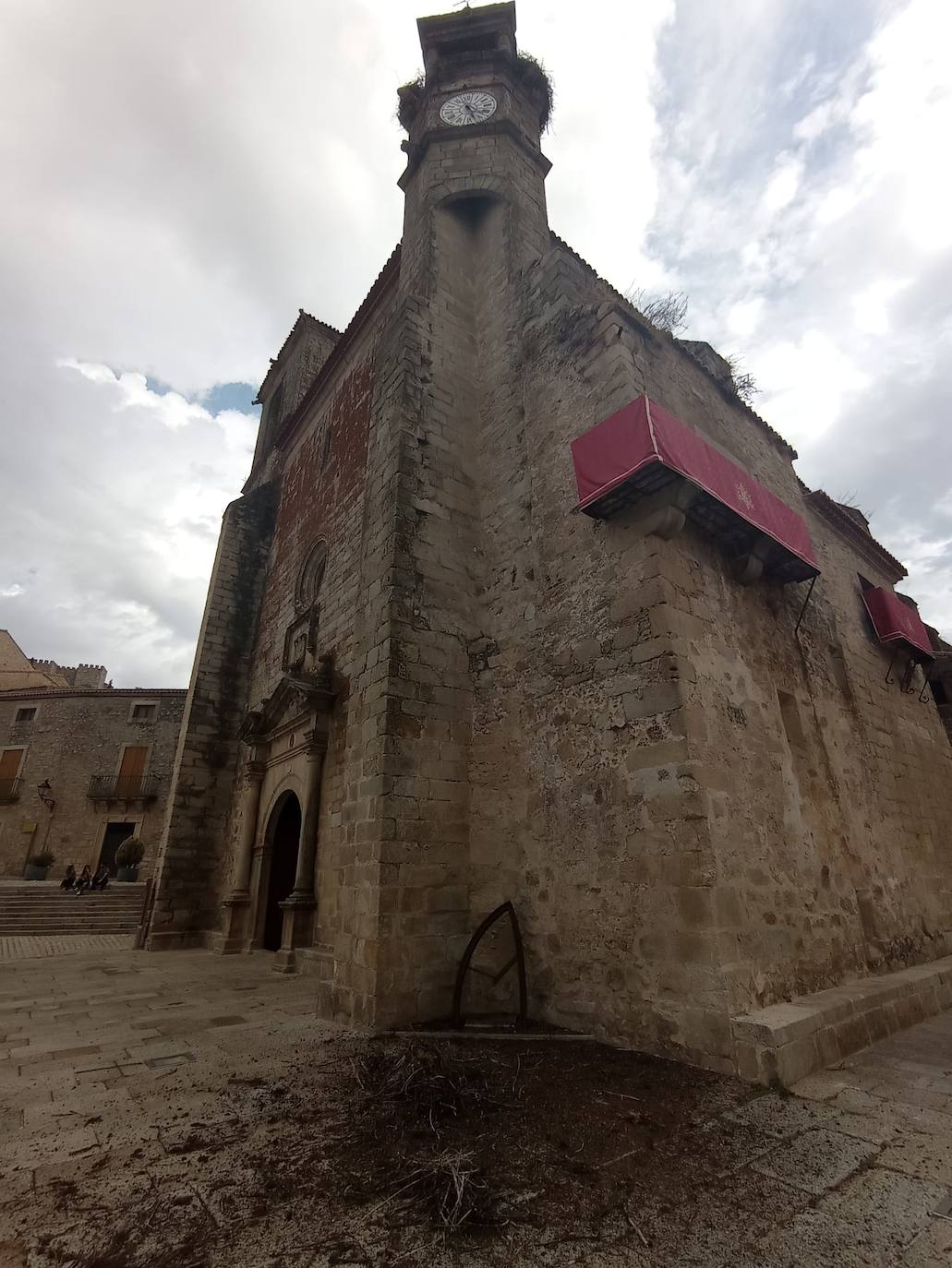 Susto por la caída de parte de un nido del campanario de San Martín