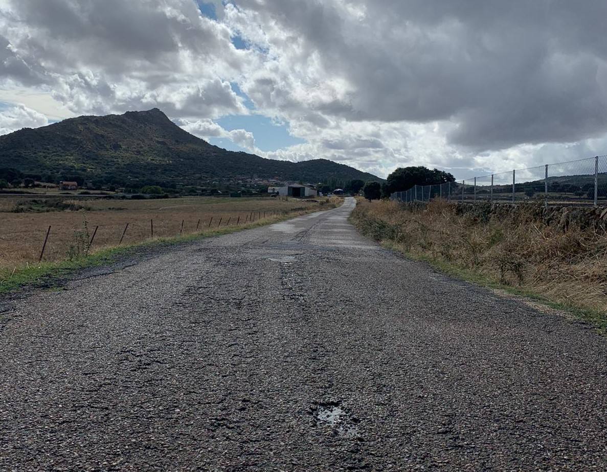 La obra del camino de Madroñera a Santa Cruz de la Sierra, prevista para septiembre
