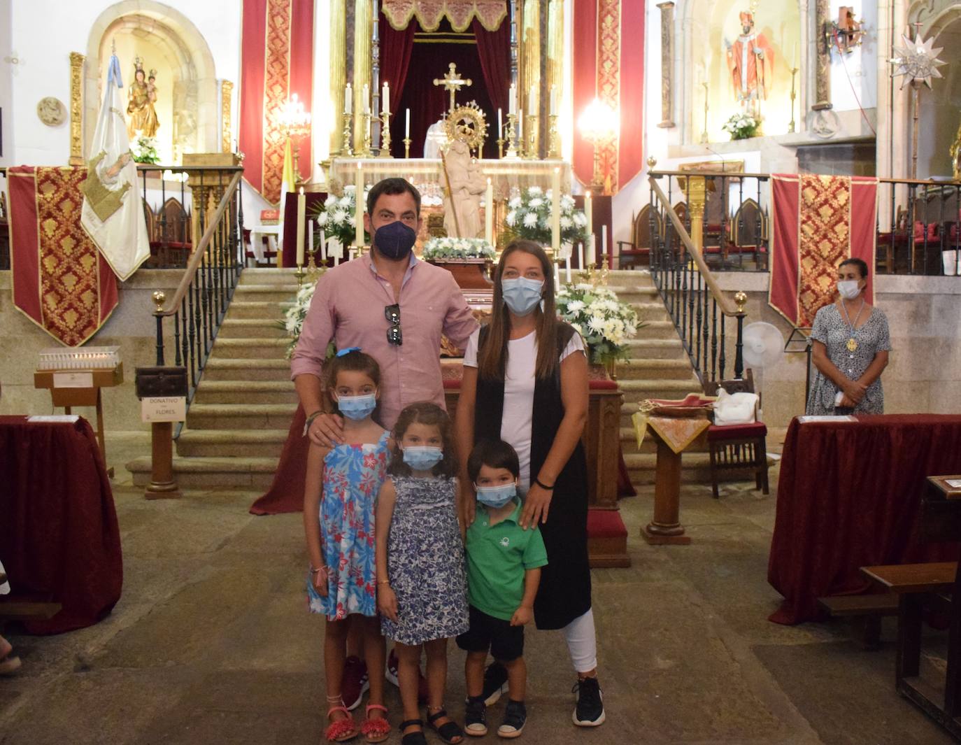 La ciudad vive una jornada festiva centrada en los actos religiosos y en las terrazas