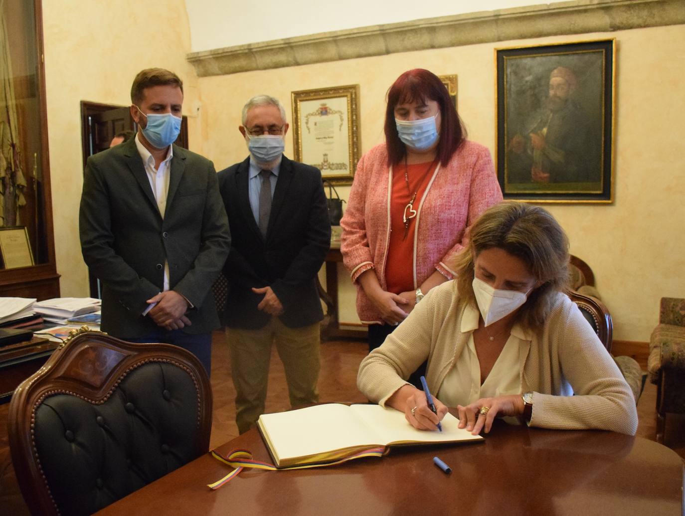 La ministra Teresa Ribera deja su dedicatoria en el libro de firmas del Ayuntamiento