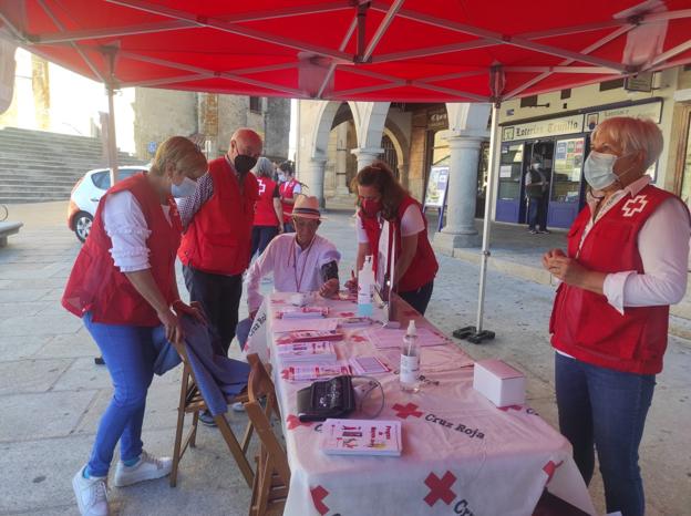 Cruz Roja sale a la calle para dar visibilidad al programa de mayores