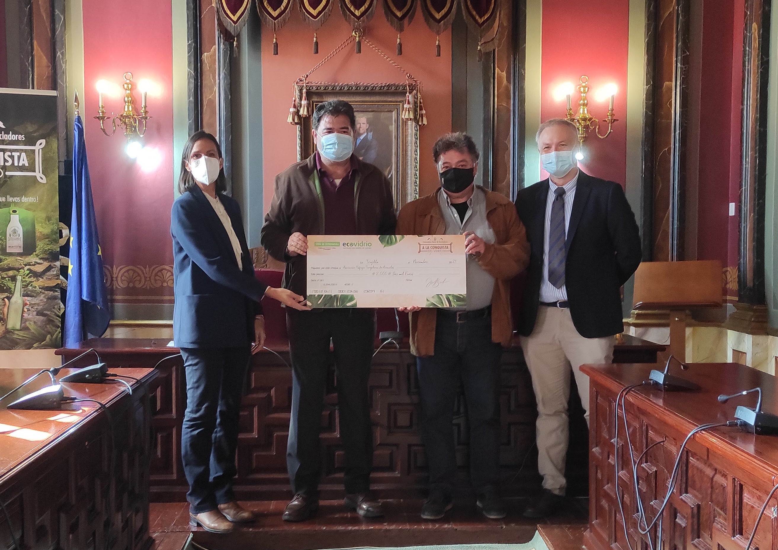 El Consistorio recibe un premio por el reciclaje del vidrio