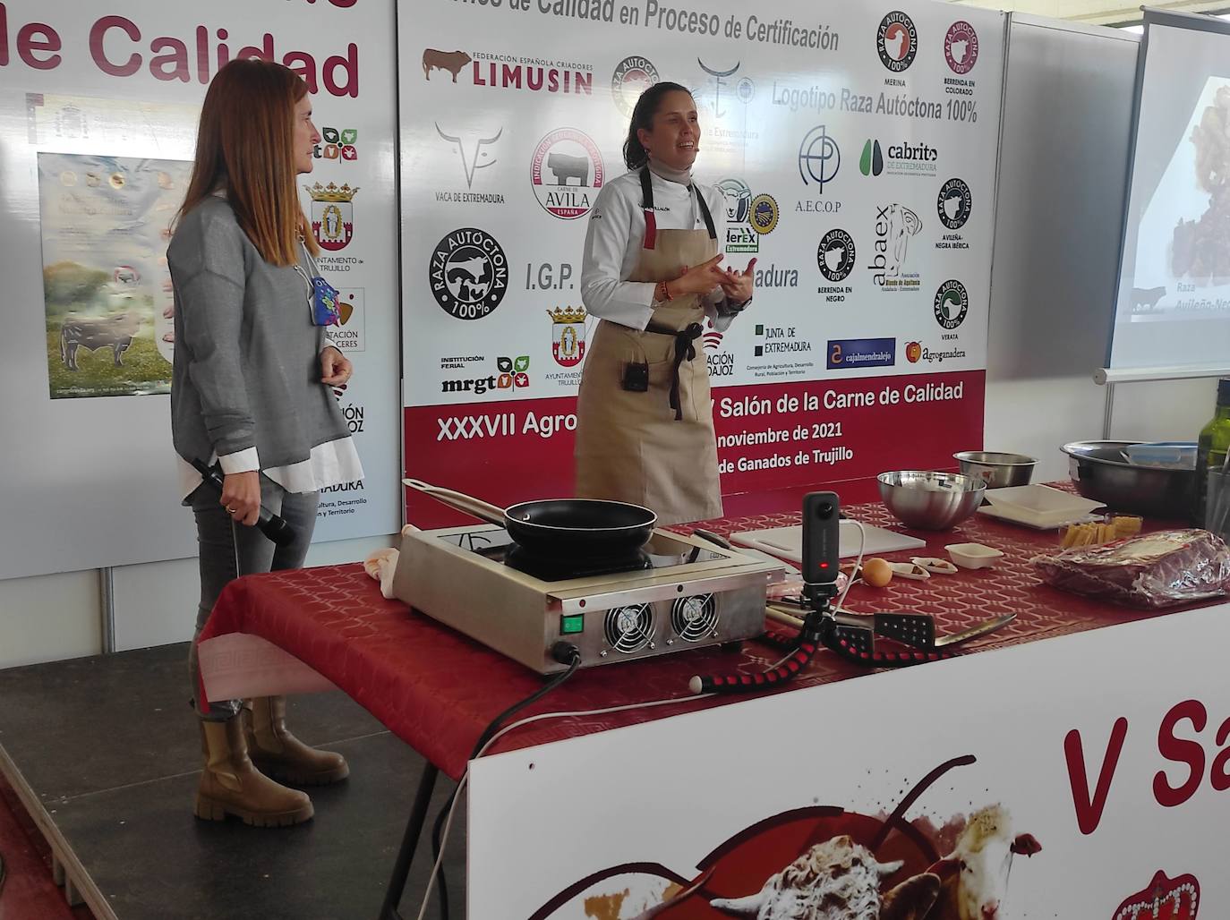 Clara P. Villalón dirige por un día las cocinas del Salón de la Carne de Calidad