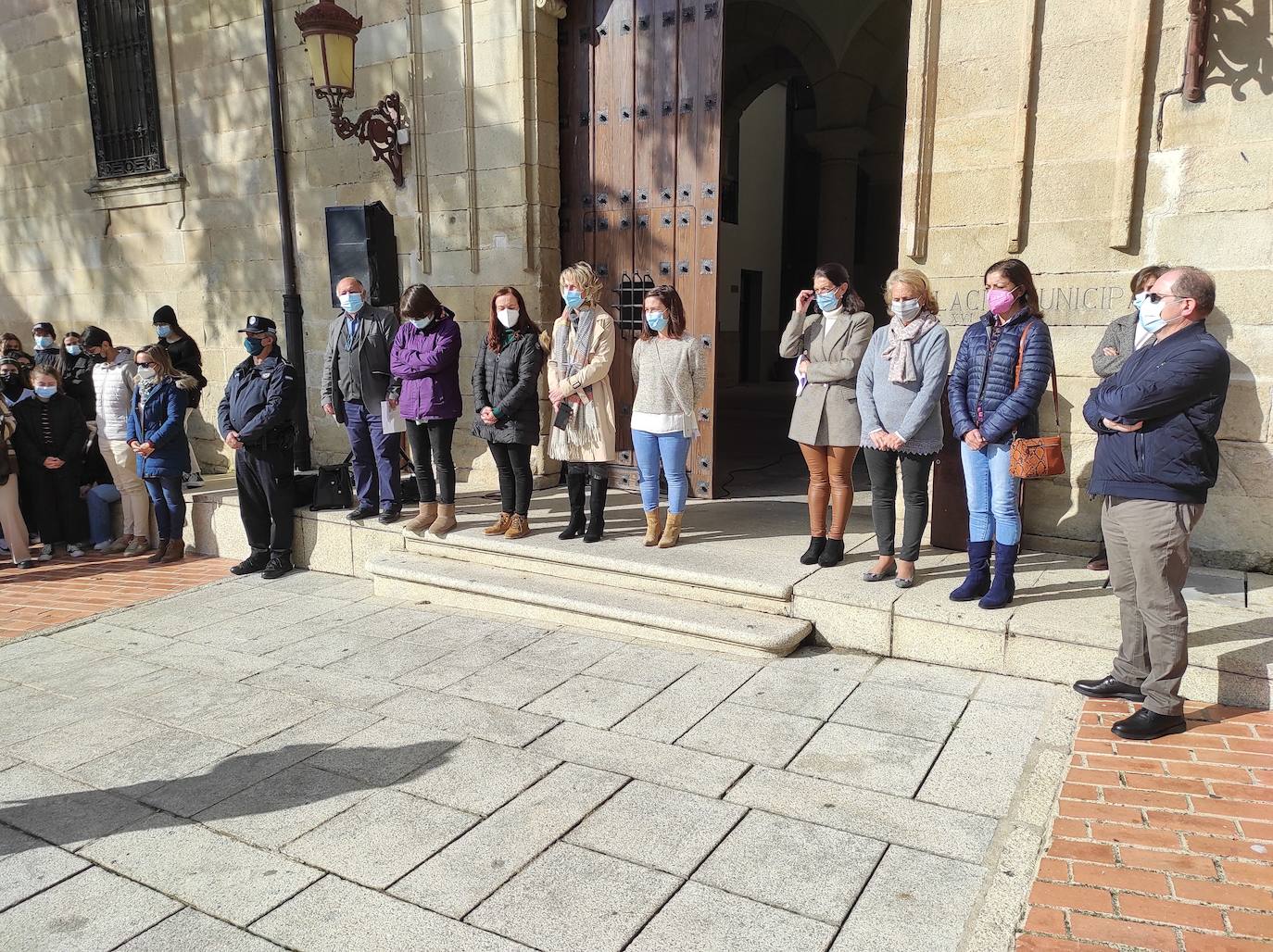 Políticos, trabajadores municipales y estudiantes se concentran en contra de la violencia hacia la mujer