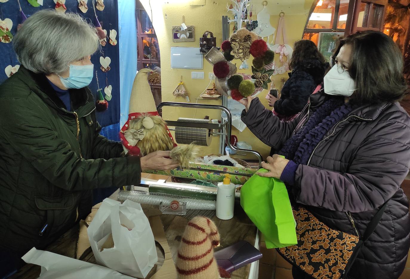 La junta local de la AECC ya tiene en marcha su tienda solidaria, con una buena aceptación