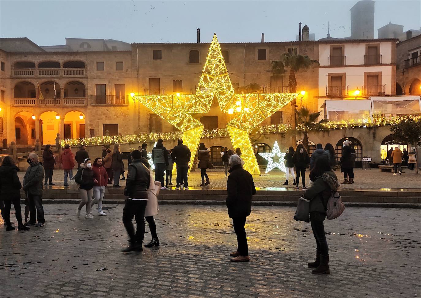 La ciudad se llena de turistas y vecinos para disfrutar de diversos atractivos