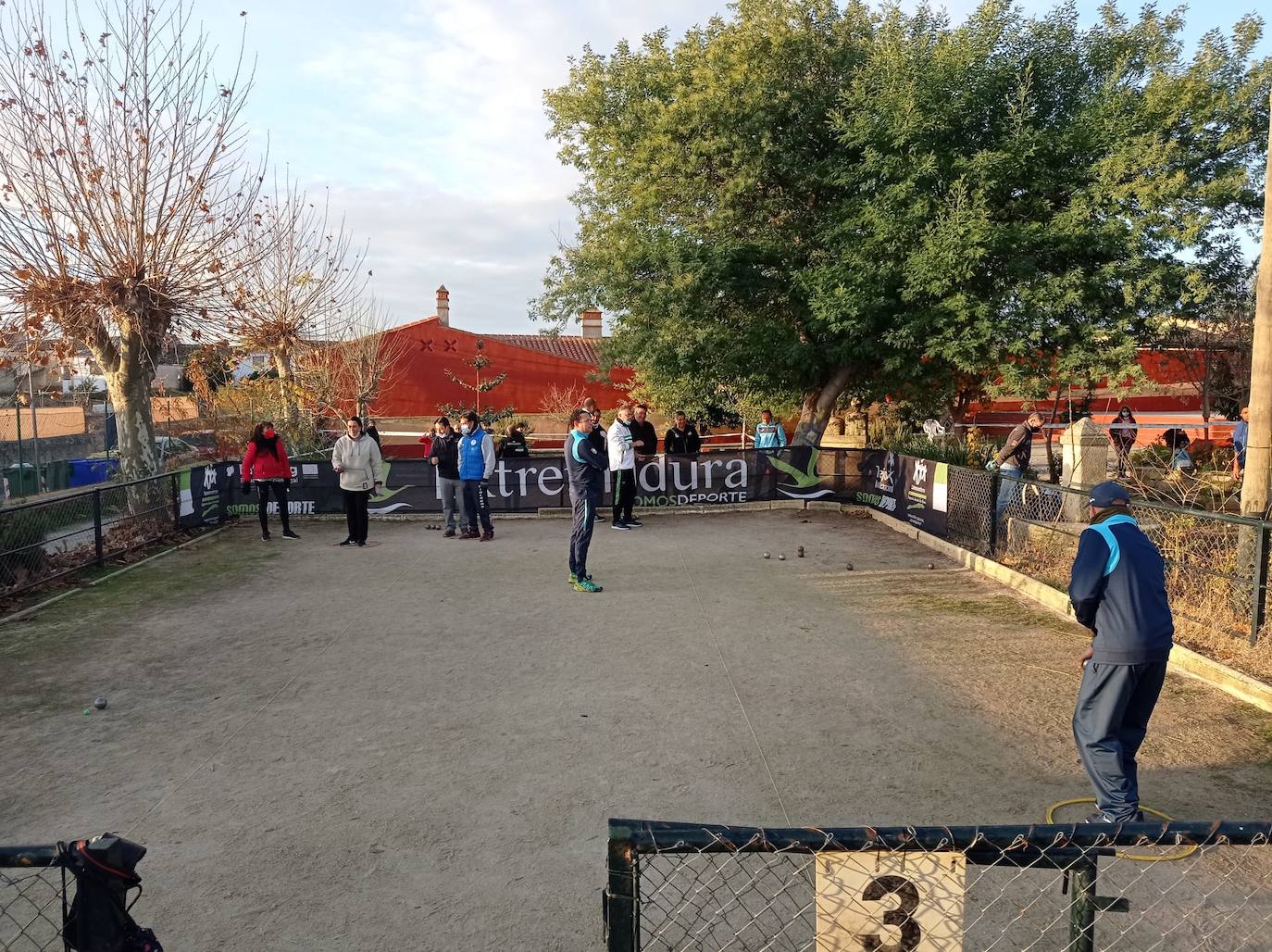 La VI edición del Torneo Recuerdos de Petanca ha contado con un centenar de participantes
