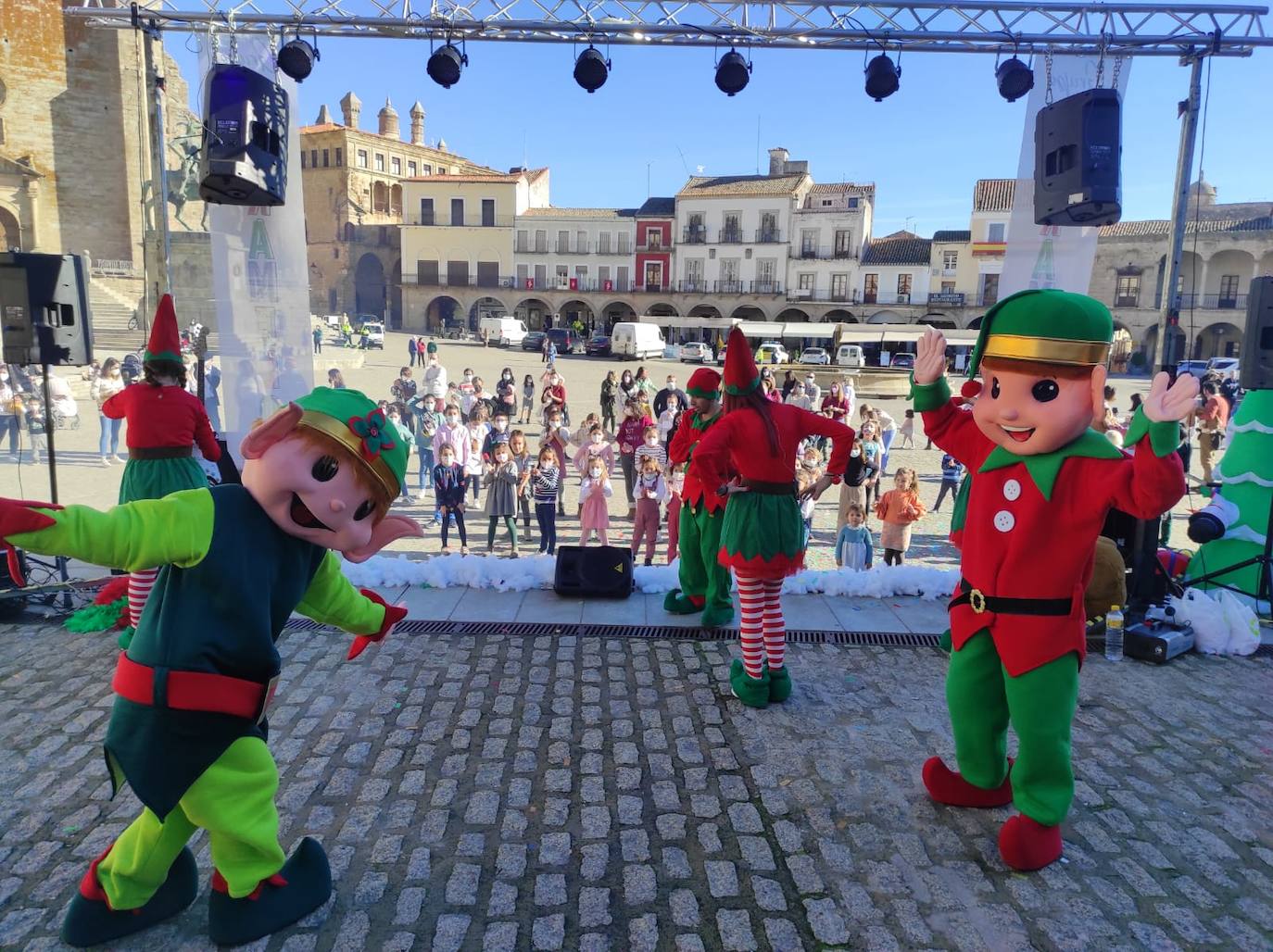 Los menores despiden el año con las campanadas infantiles en la plaza Mayor