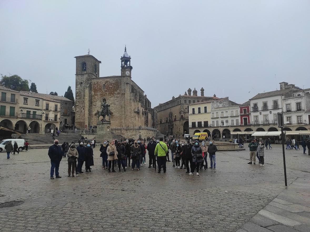 La plaza Mayor trujillana, con un grupo de turistas 
