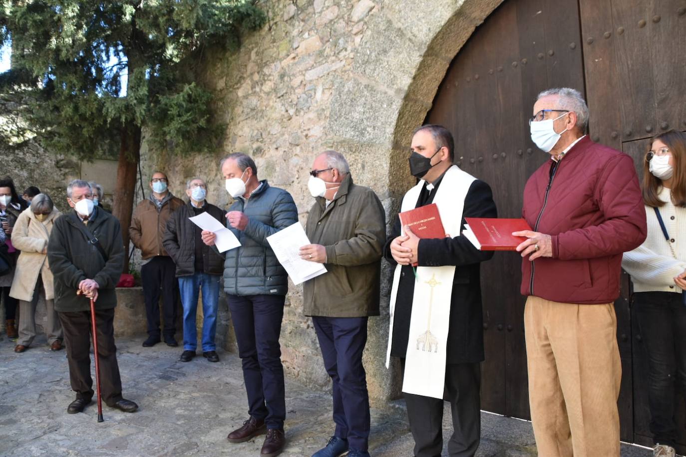 Decenas de vecinos participan en el acto de conmemoración de la aparición de la Virgen de la Victoria