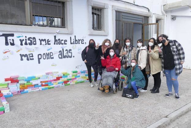 El IES Francisco de Orellana construye un muro de la paz muy solidario