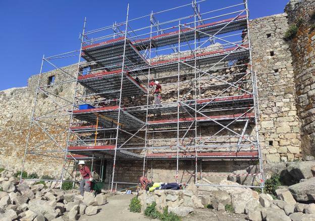 Ya está ejecutado el 60 por ciento de la recuperación del tramo de muralla de caído en 2020