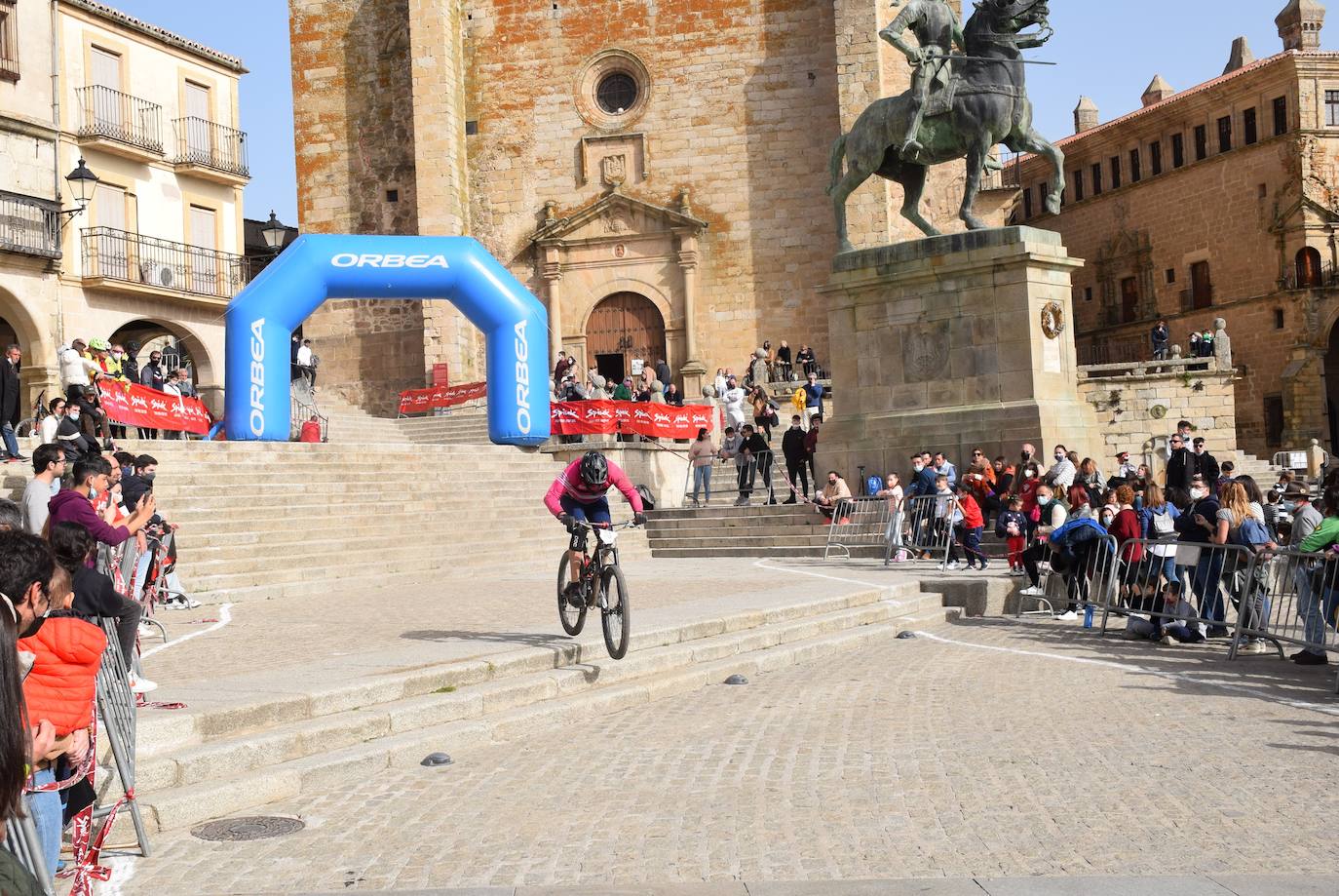 La prueba ciclista de enduro llena de ambiente la ciudad
