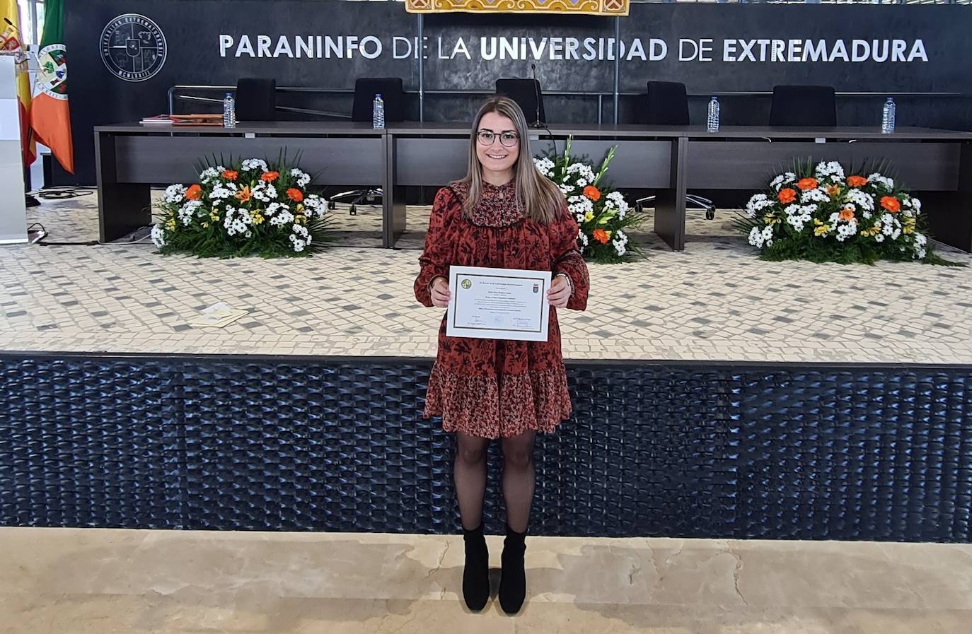 La joven con la última distinción concedida en el Paraninfo de la Universidad de Extremadura /JSP