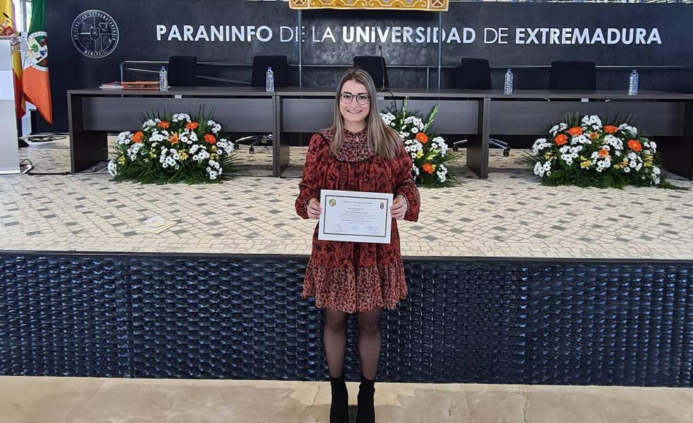 La futura maestra llega con premios