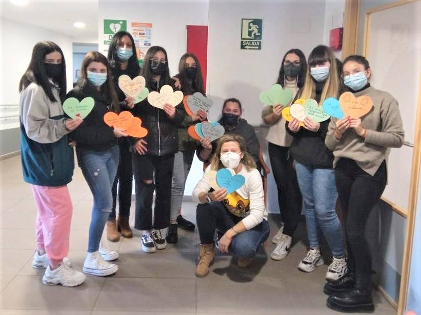 Un grupo de mayores recibe corazones con mensajes por San Valentín