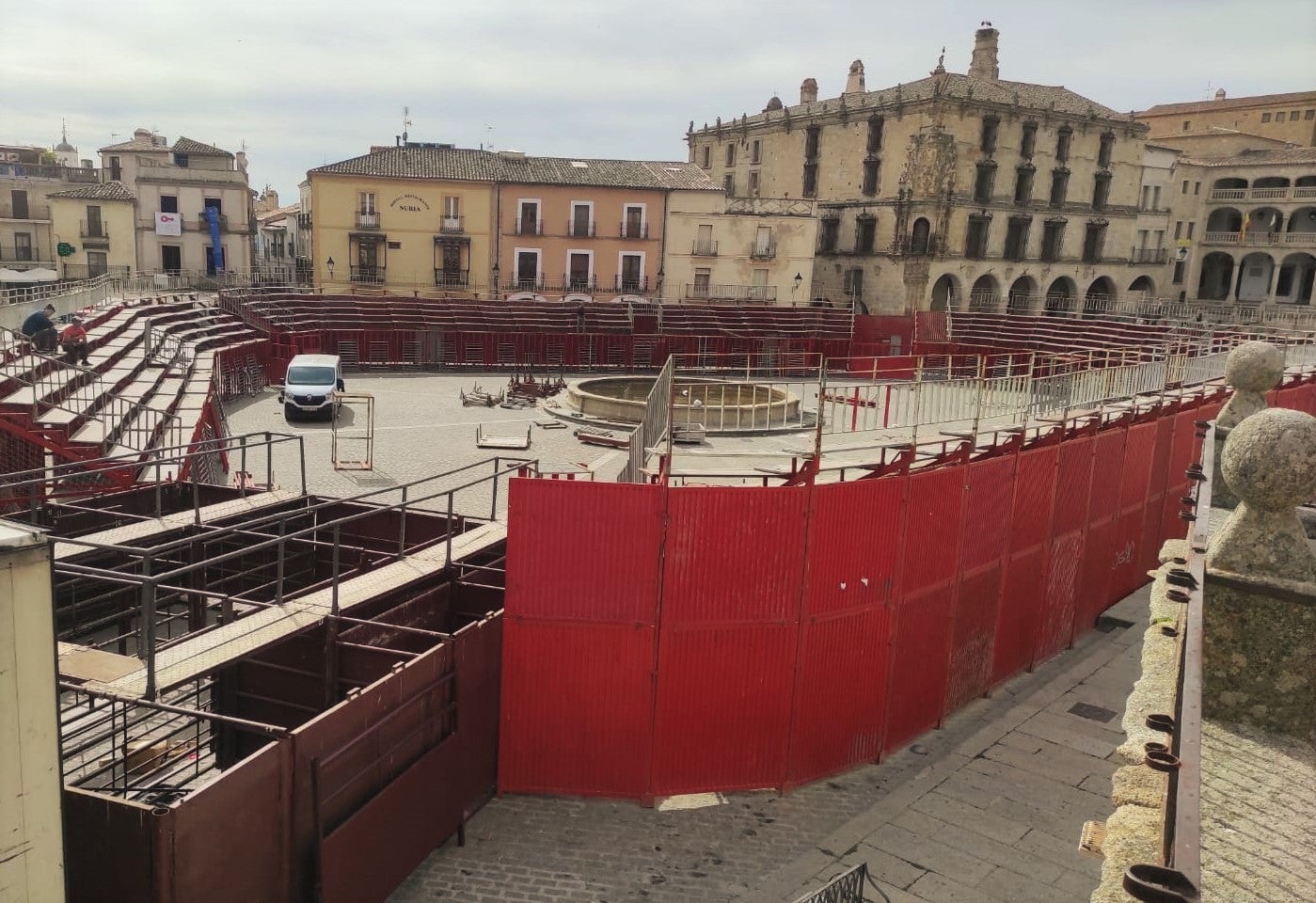 Ya está la plaza portátil para los festejos taurinos