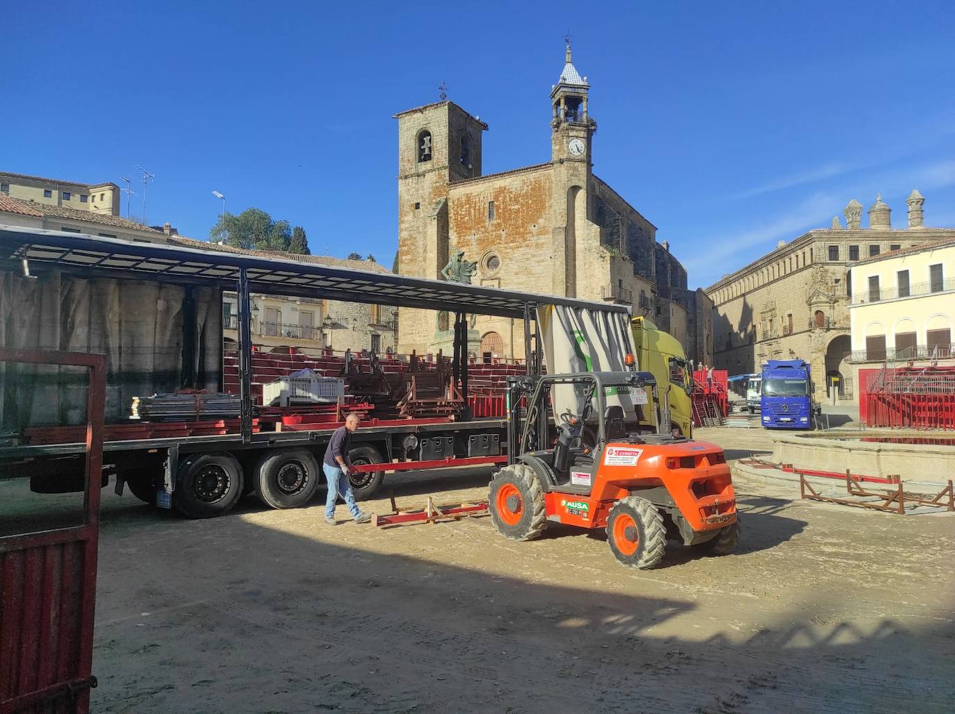 Operarios llevan a cabo, desde ayer, el desmontaje de la plaza de toros portatil