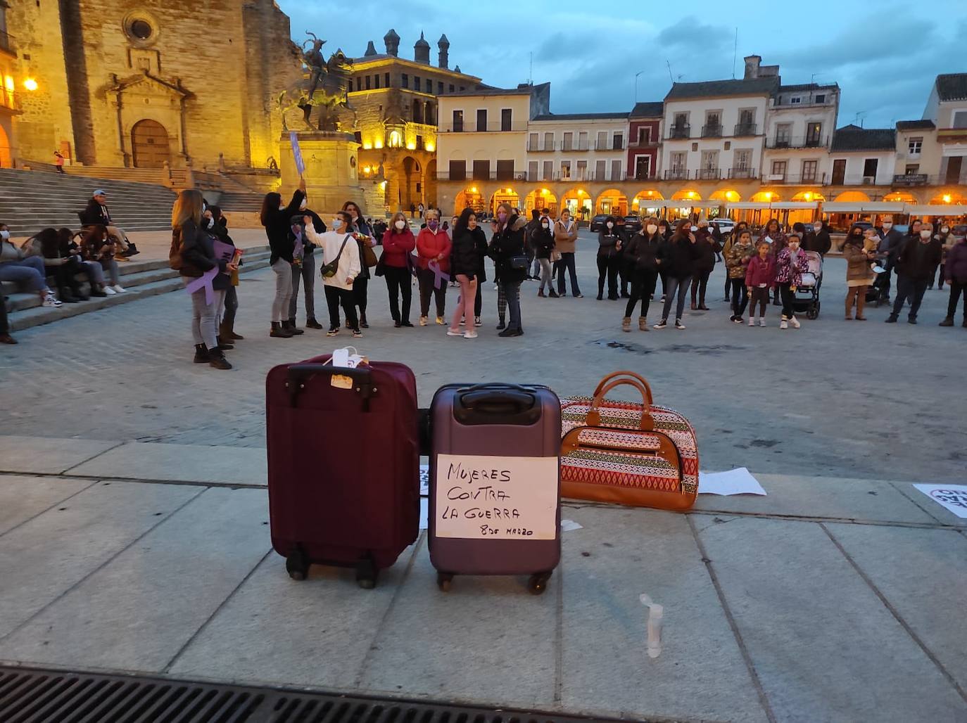 Cerca de un centenar de personas se concentra en la plaza para «poner voz a las mujeres que sufren las guerras»