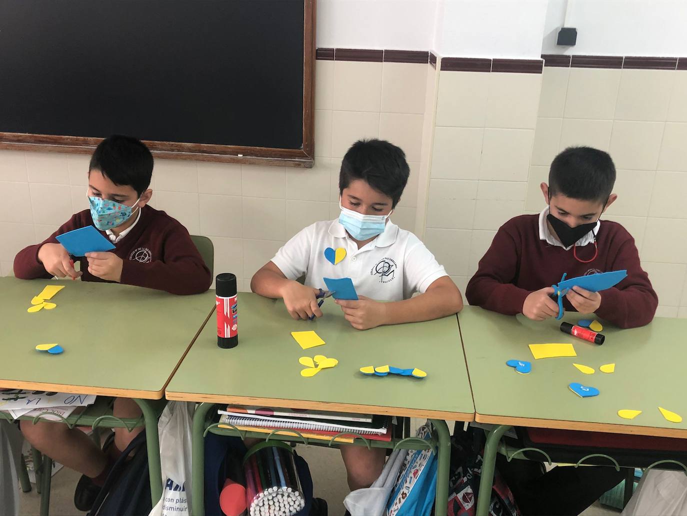 Estudiantes del María de la Paz Orellana elaboran corazones solidarios para ayudar a Ucrania
