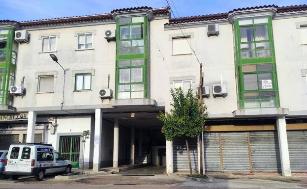 Vecinos y policías sacan a una mujer de 82 años de una vivienda con un incencendio producido en la cocina