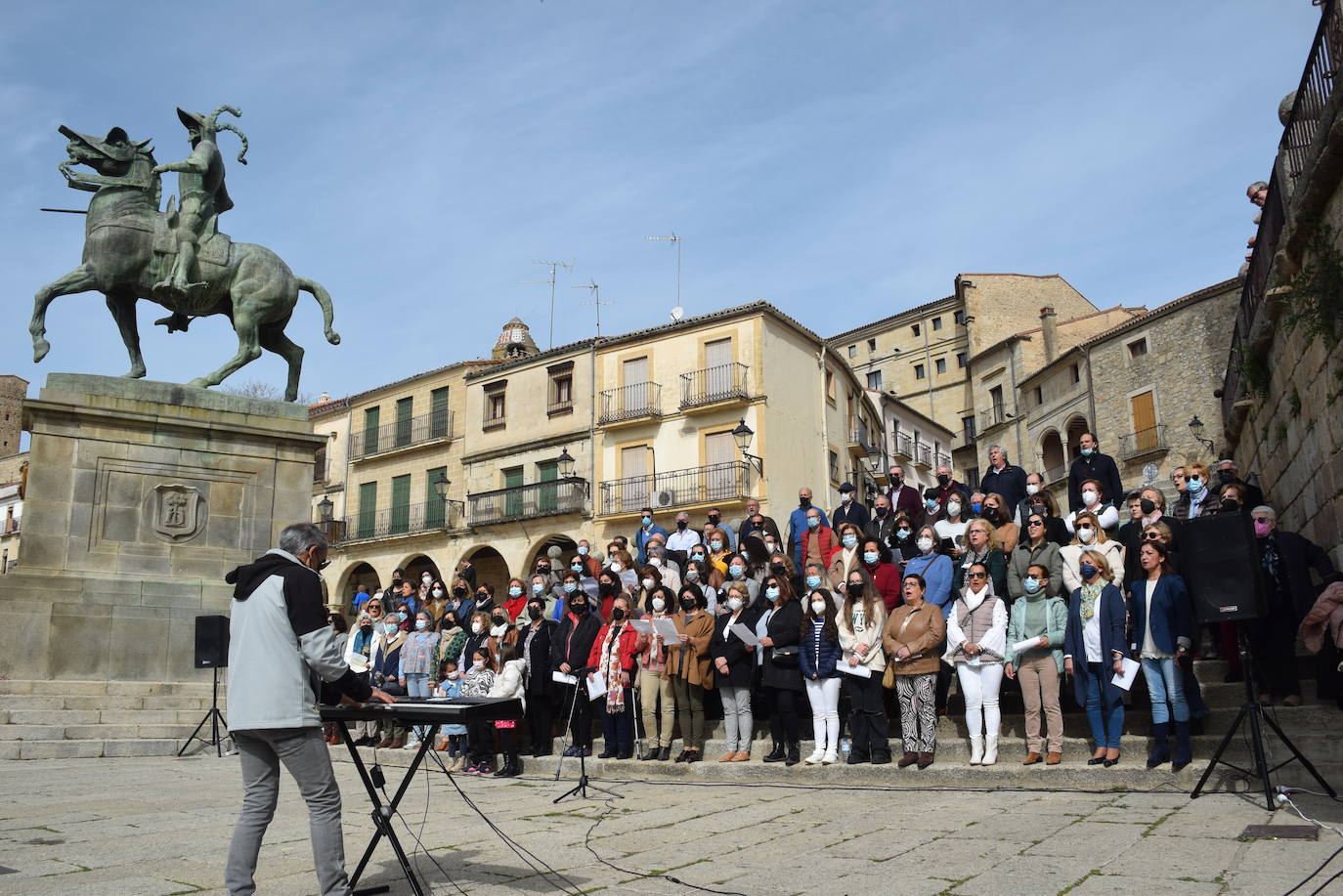 Un centenar de voces se unen en la plaza Mayor para hacer un canto por la paz