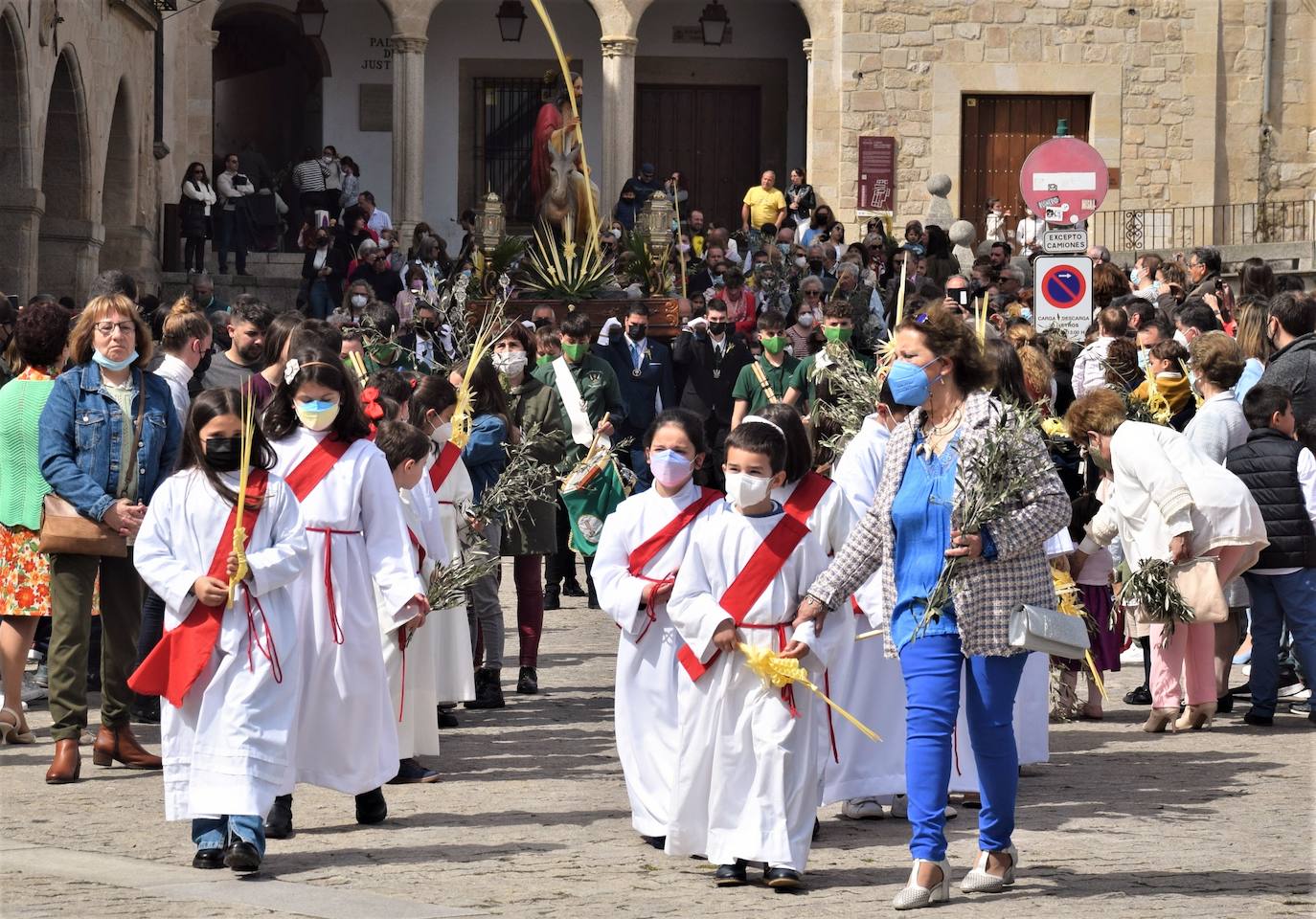 La plaza Mayor congrega numeroso público para ver pasar a La Burrina