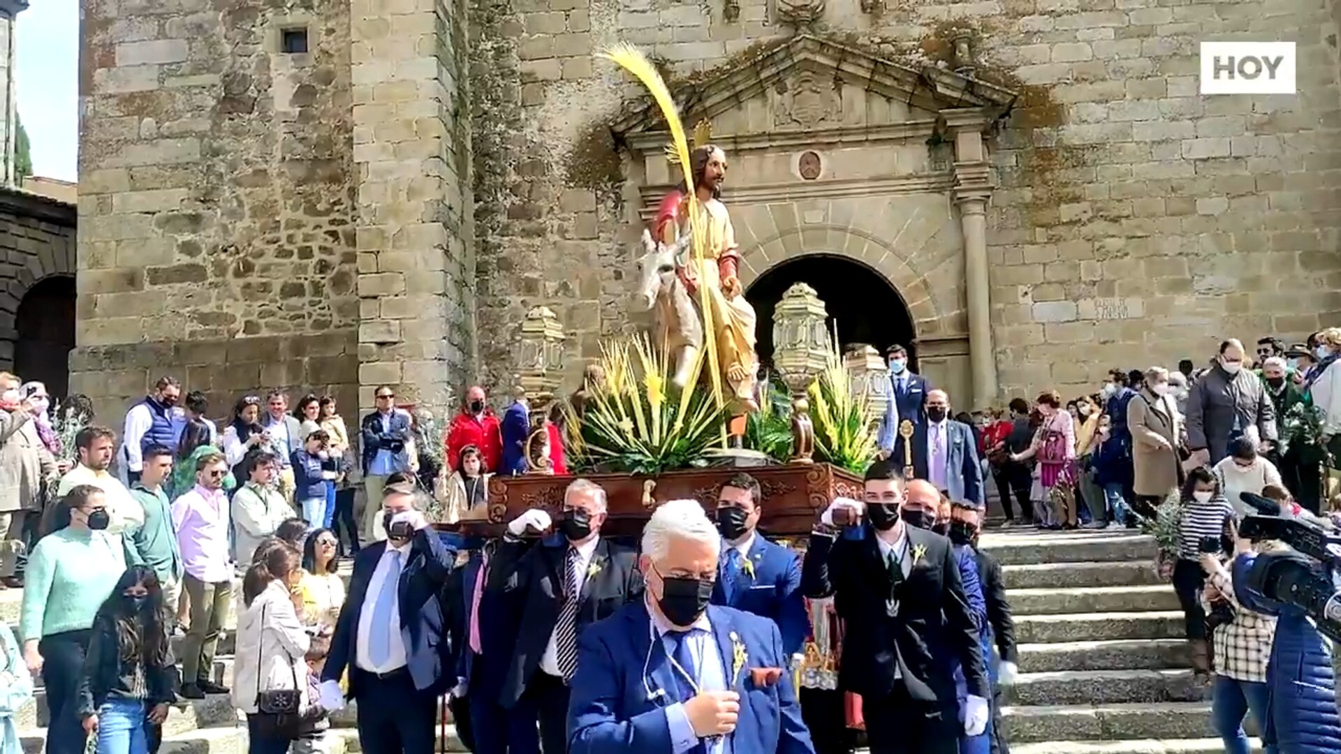 La procesión de La Burrina recorre las calles de Trujillo