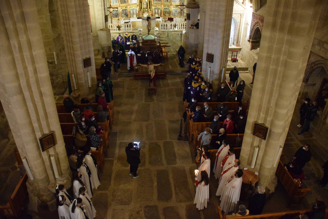 La lluvia provoca que el vía crucis del Lunes Santo se tenga que celebrar dentro de Santa María