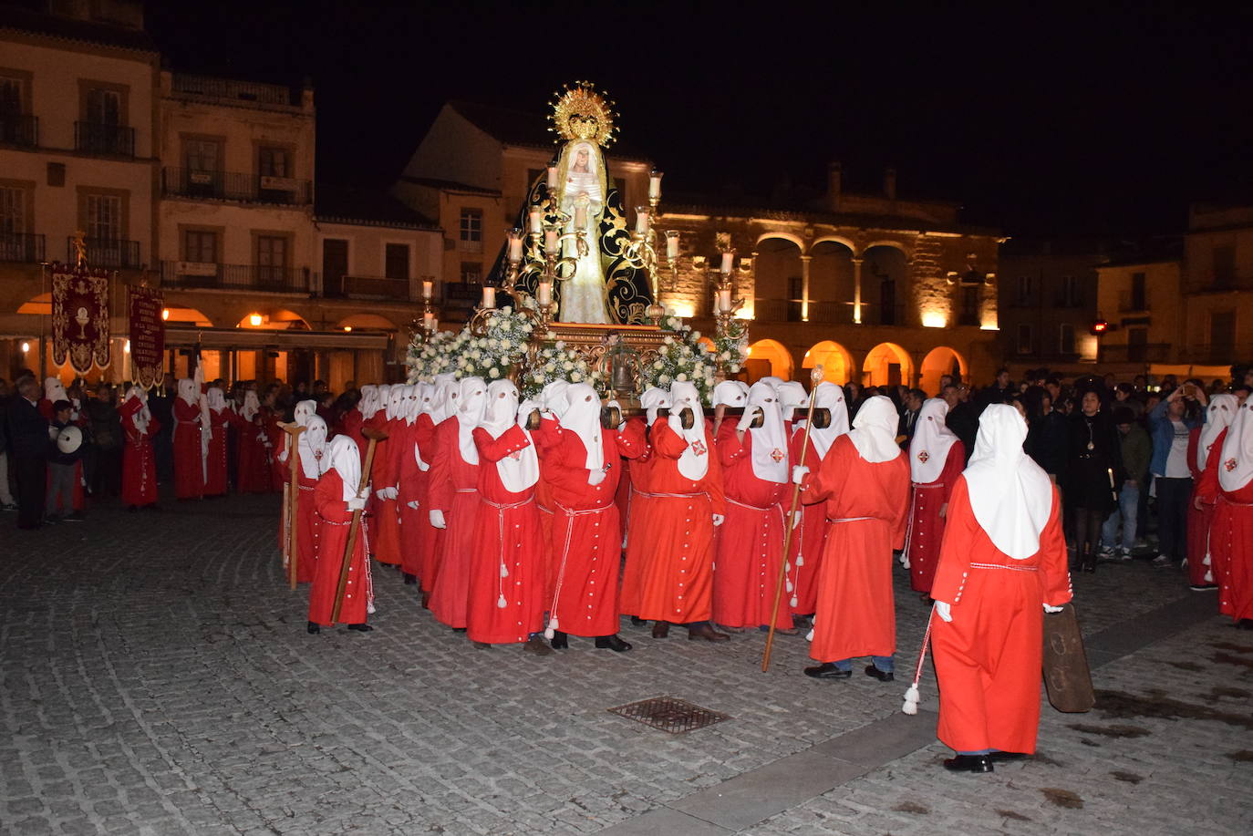 Las procesión del Santo Entierro y la del Silencio ponen fin a la Semana de Pasión con numeroso público