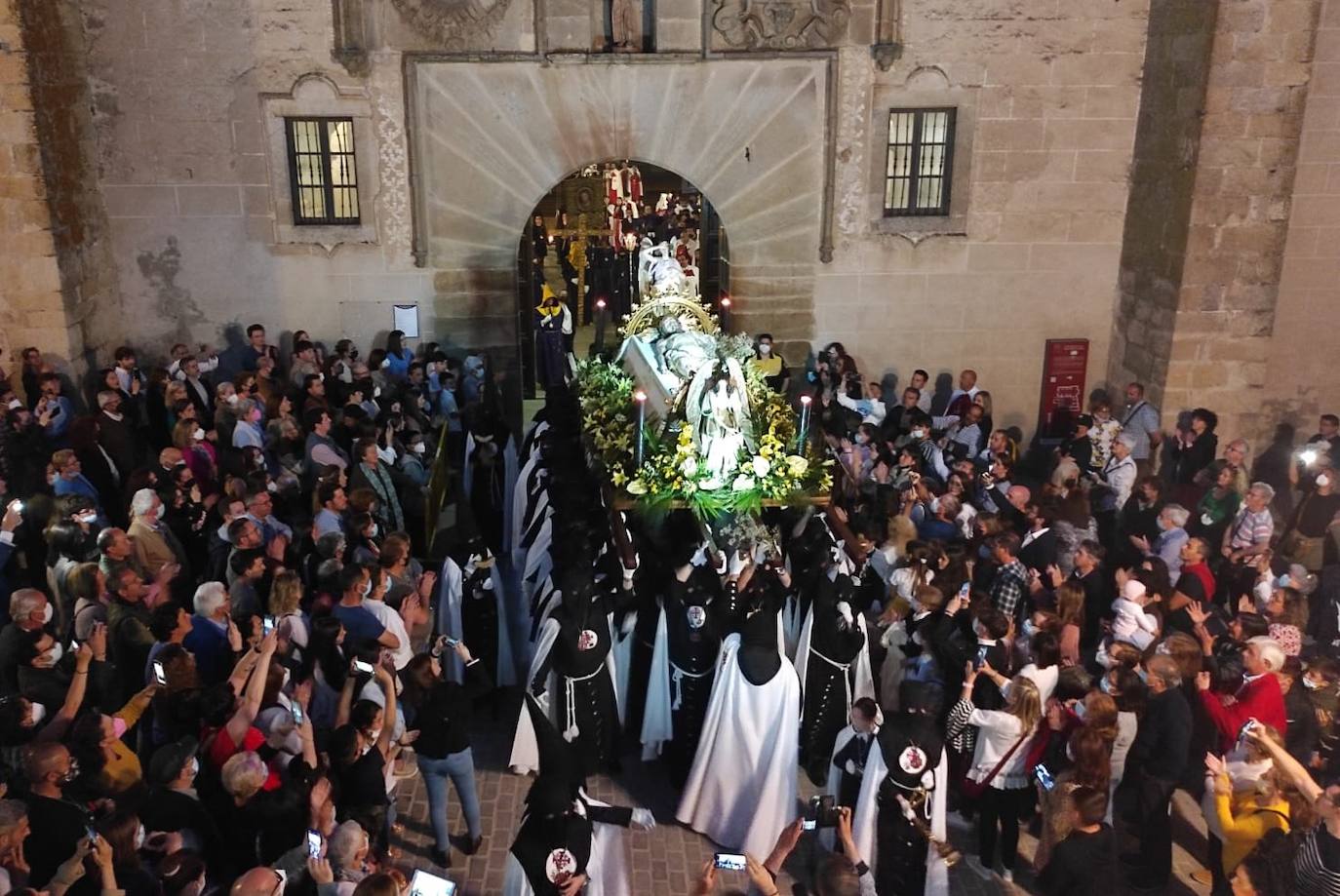 La ciudad se despide de las procesiones con una respuesta multitudinaria