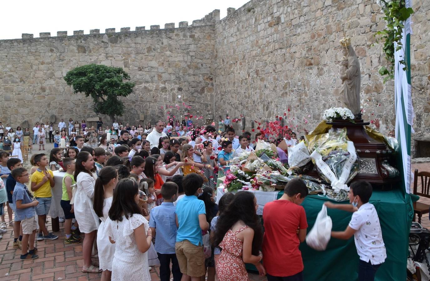 La Patrona se llena de ramos de flores