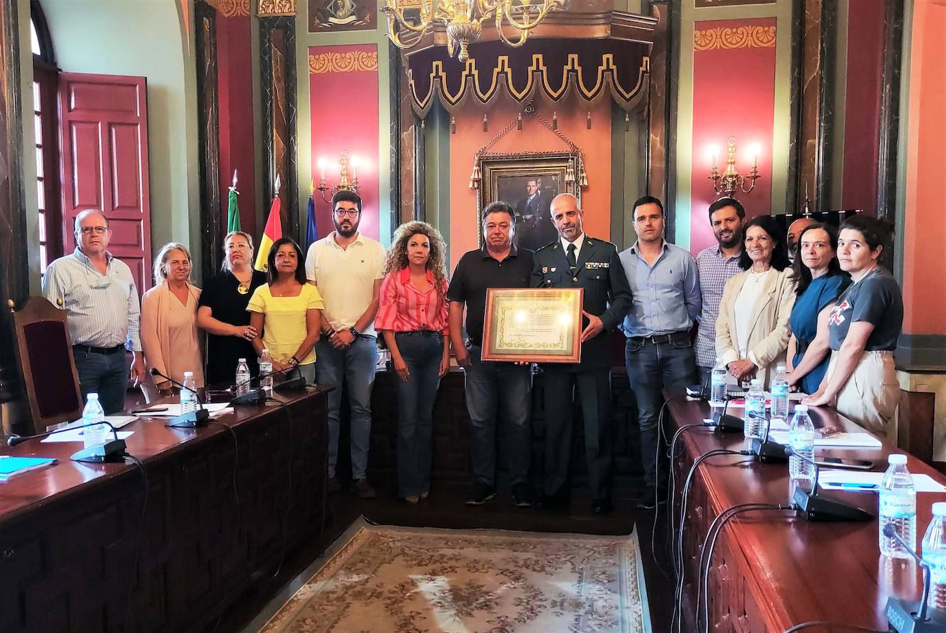 El capitán de la Guardia Civil recoge el reconocimiento otorgado por la coporación municipal