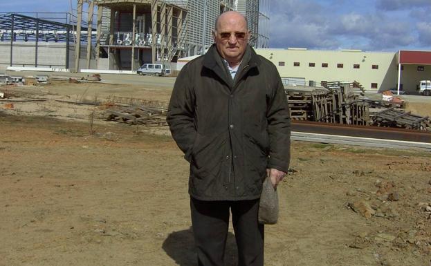 Teodoro Casado, junto a la nueva fábrica, cuando estaba en construcción, hace unos años. 