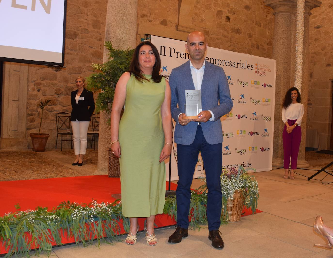 Alvaro Villanueva recoge el galardón de manos de la presidenta de Adicomt /JSP