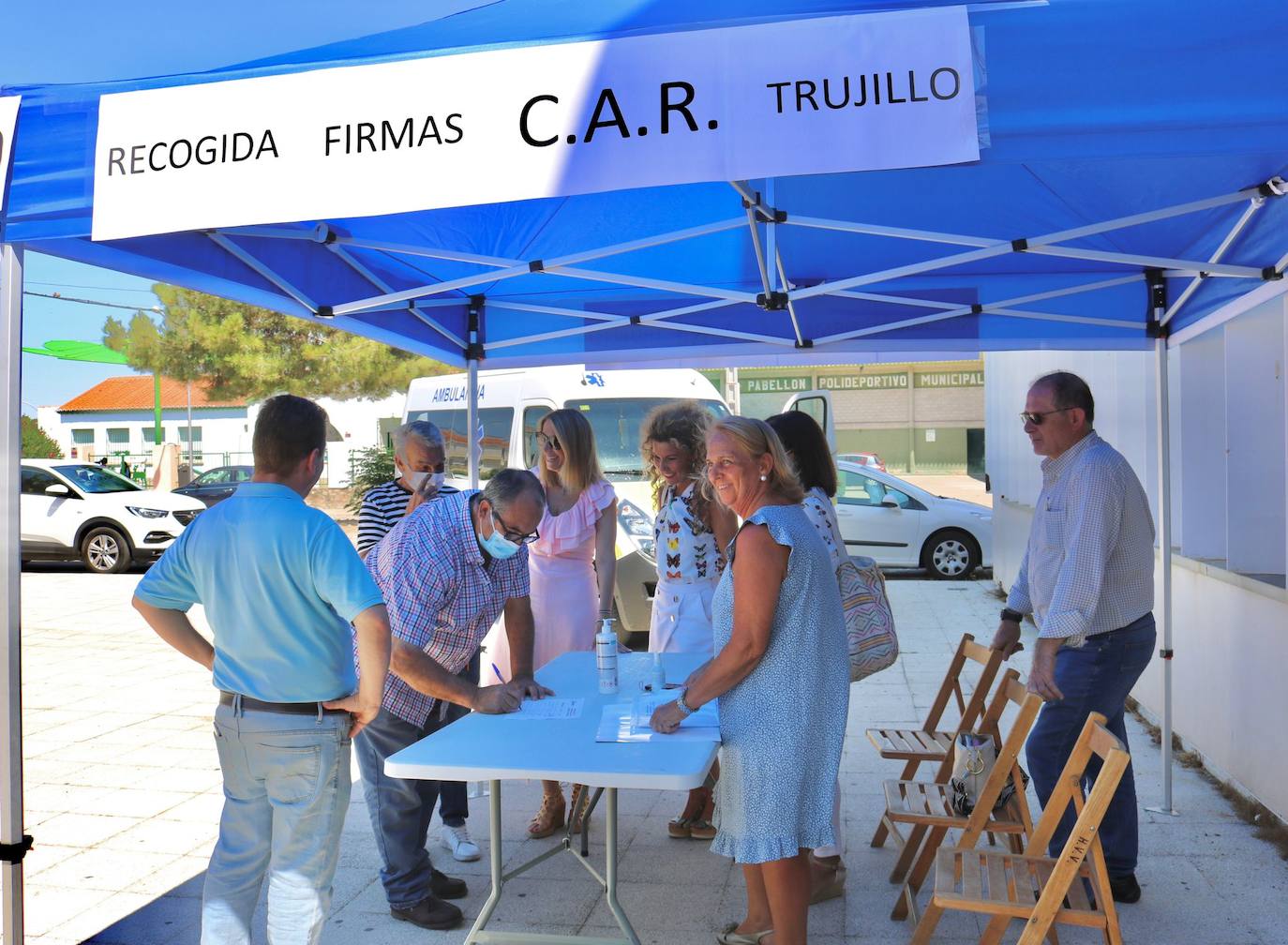María Guardiola se reúne con afiliados del PP, tras pasar por la mesa de firmas en apoyo al CAR