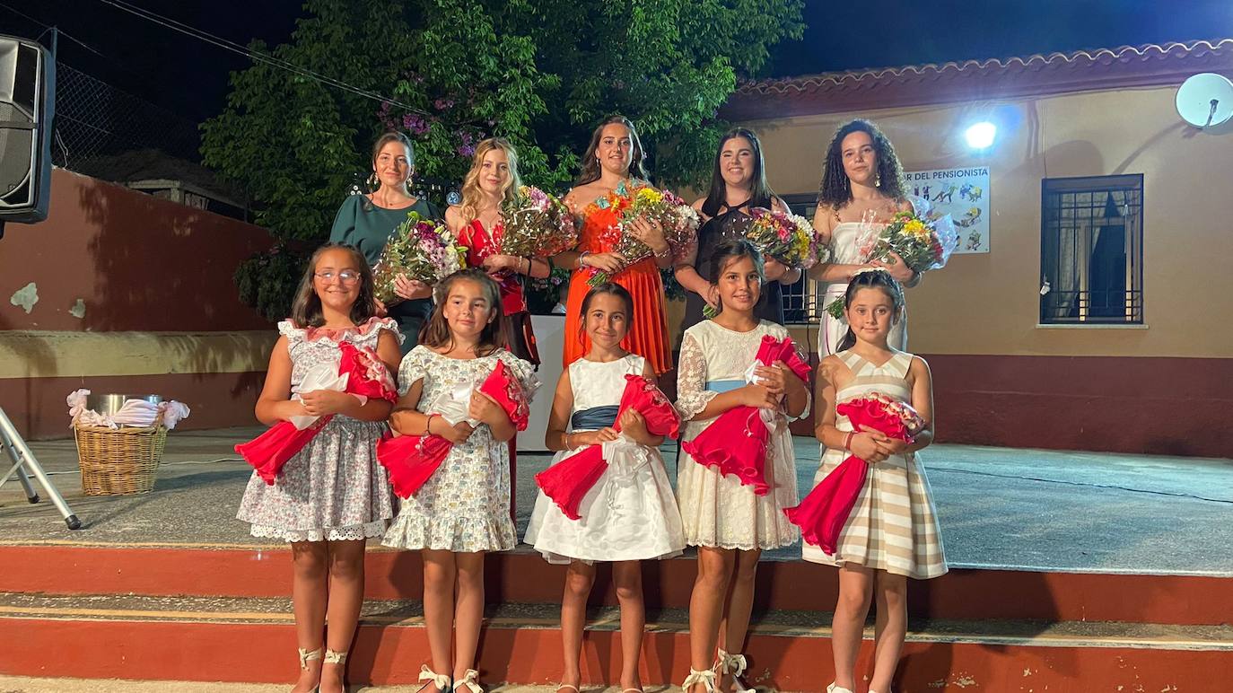 Estrella Sánchez y Enma Torres, reinas de las fiestas en Huertas, con Goyi Delgado, como pregonera