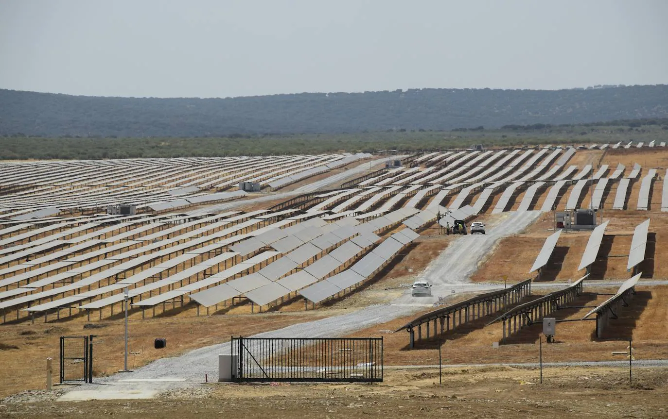 La mayor planta fotovoltaica de Europa se activa tras año y medio de obras