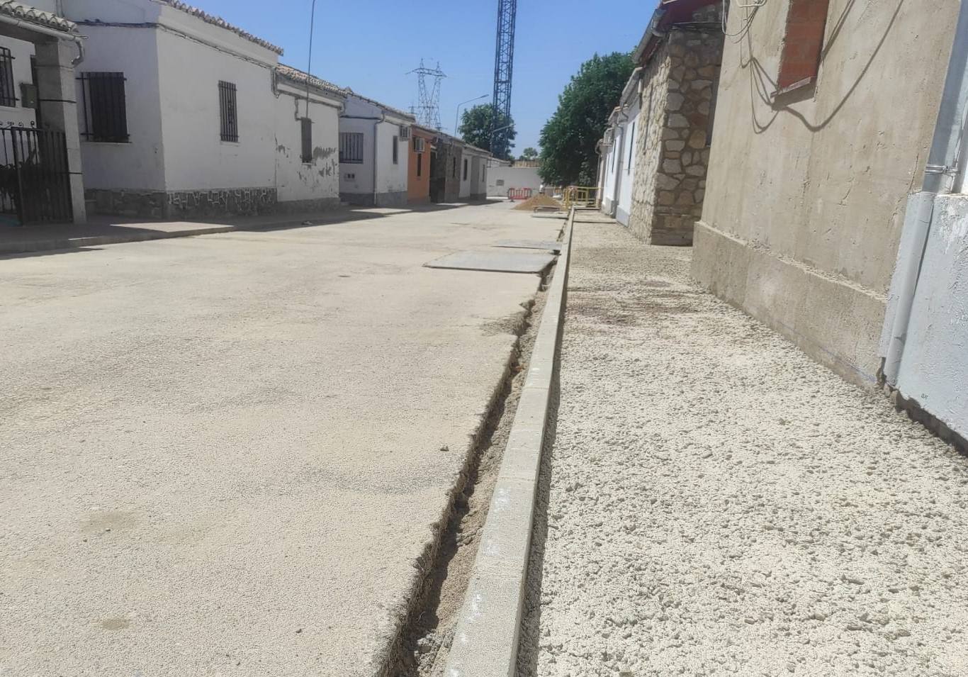 Polémica por las obras de ensanche del acerado en la barriada de 'Las 70 viviendas'
