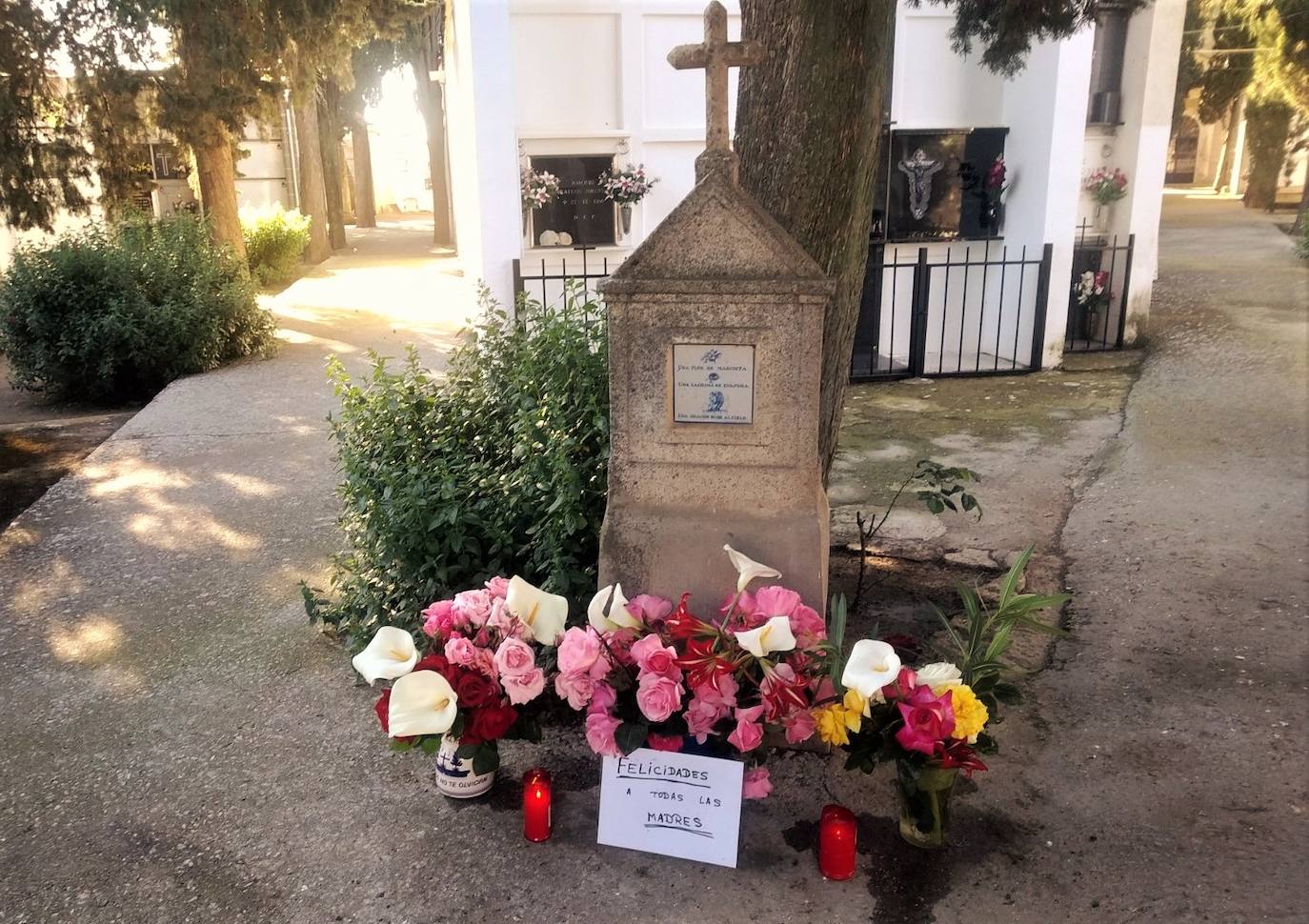 Flores puestas en los cementerios para felicitar a las madres, en los momentos más duros de la pandemia