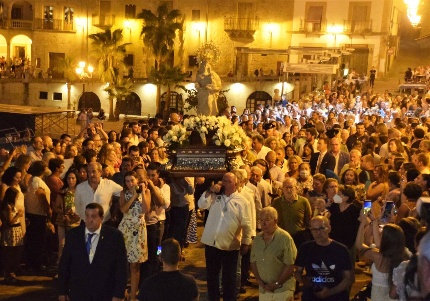 Cientos de personas arropan a la Virgen a su llegada a San Martín