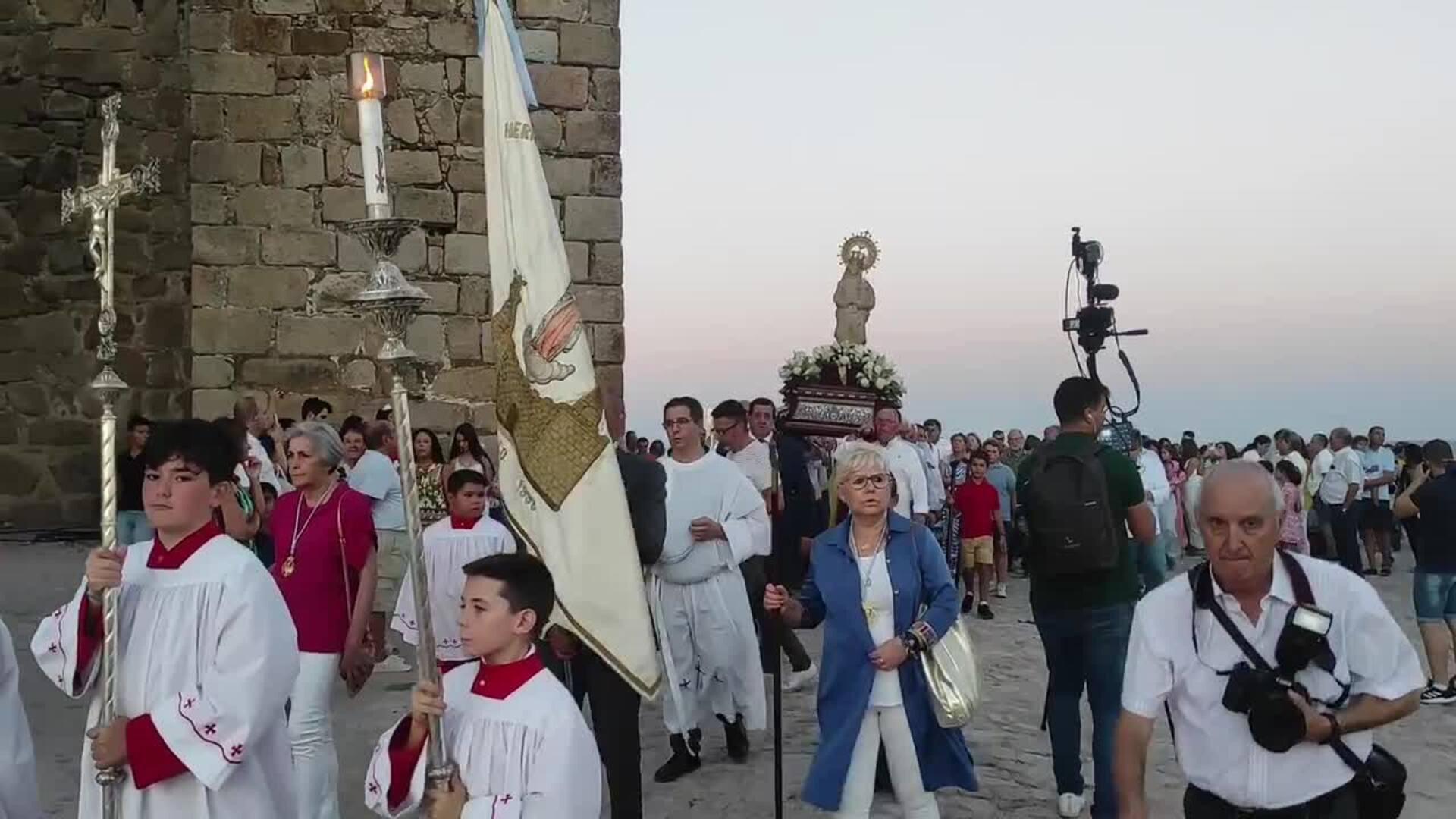 Cientos de personas arropan a la Virgen a su llegada a San Martín
