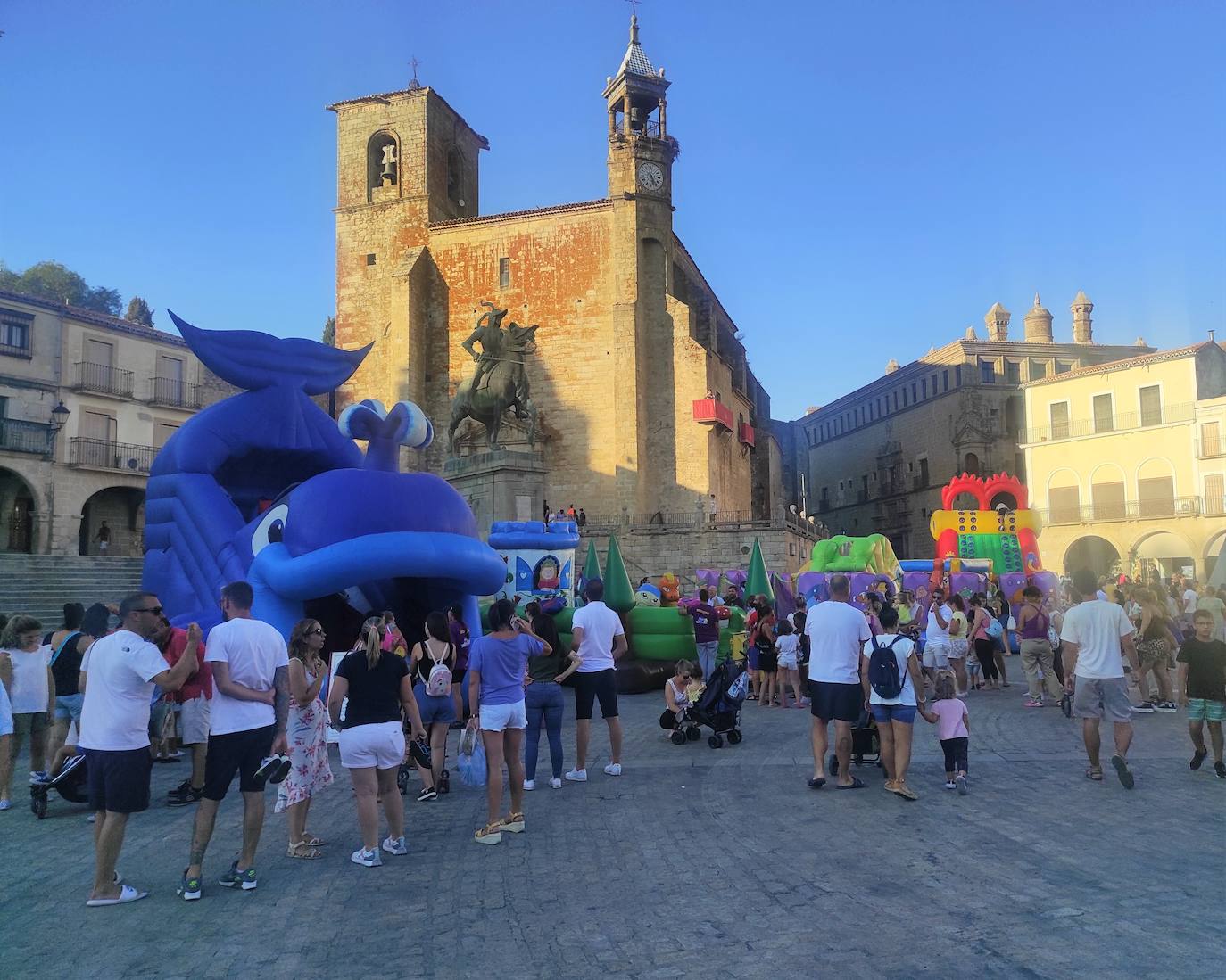 Los hinchables atraen a cientos de menores