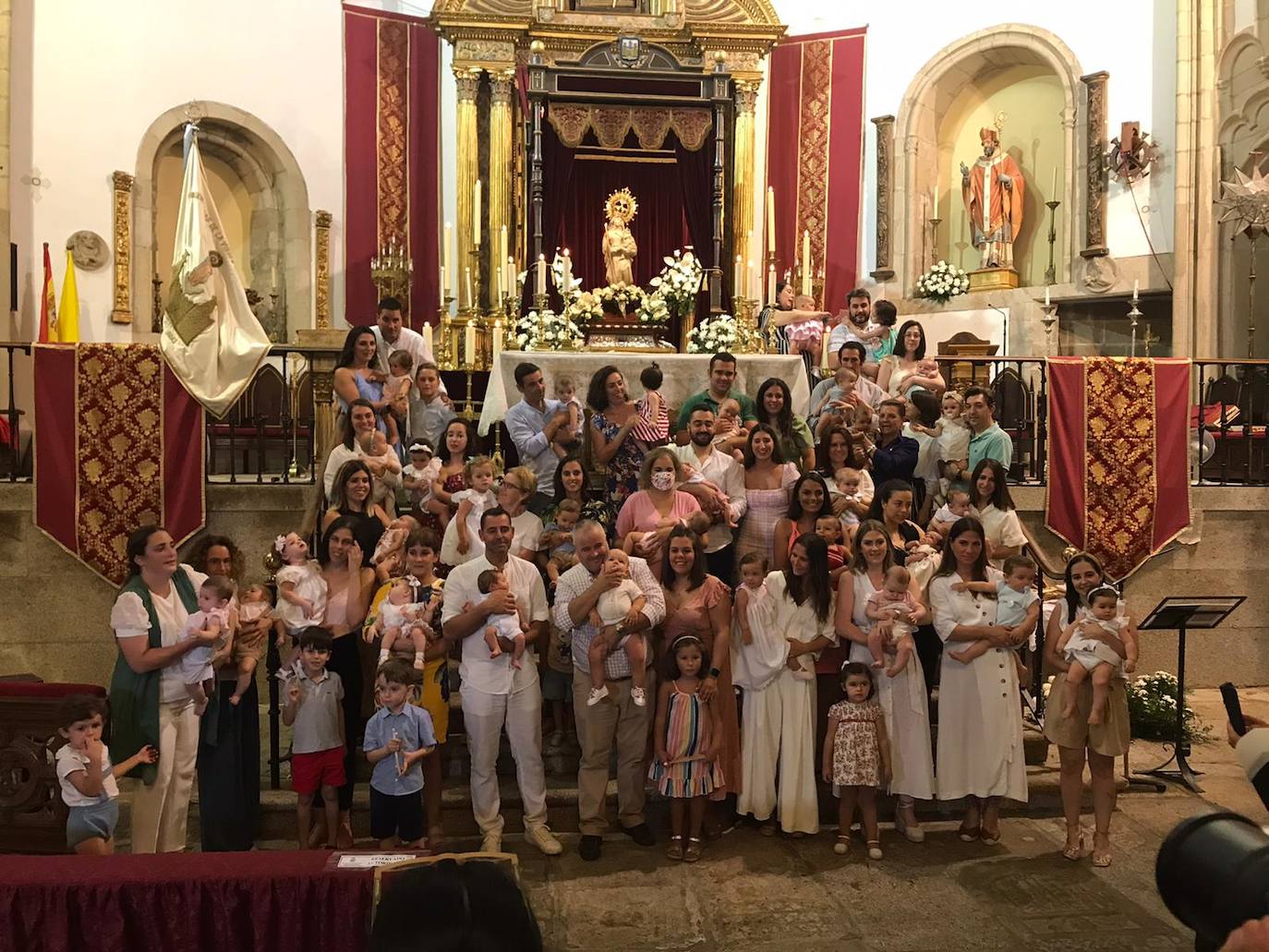 Las familias presentan sus recién nacidos a la Patrona