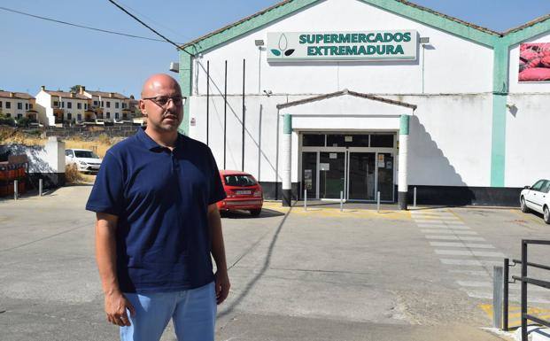 El empresario de Supermercados Extremadura junto a su establecimiento en Trujillo. 