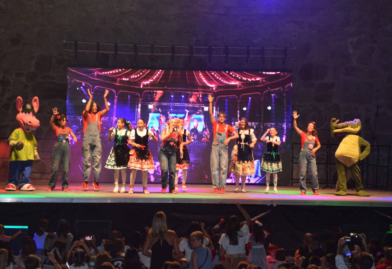 'Cantajuegos' hace bailar y cantar al castillo trujillano