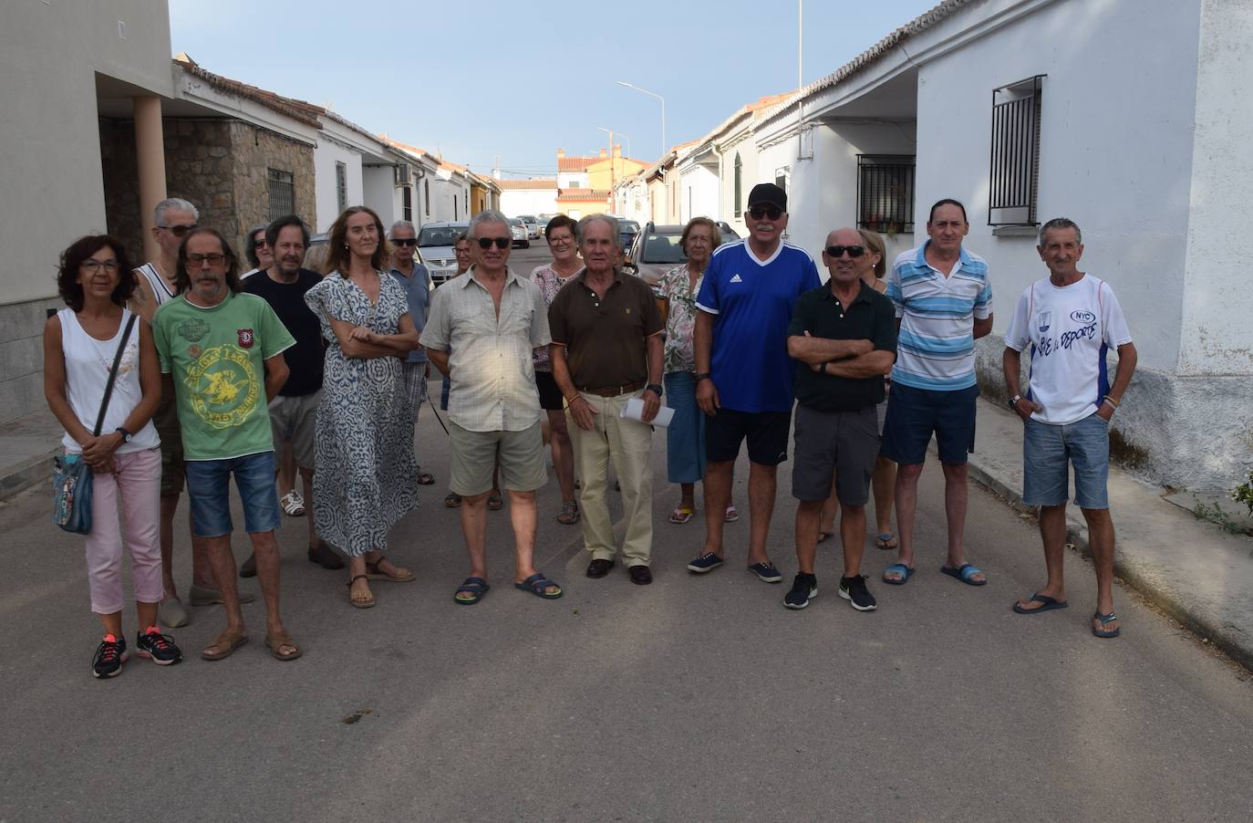 Un grupo de vecinos vuelve a quejarse por el ancho de las aceras de la barriada de 'las 70'